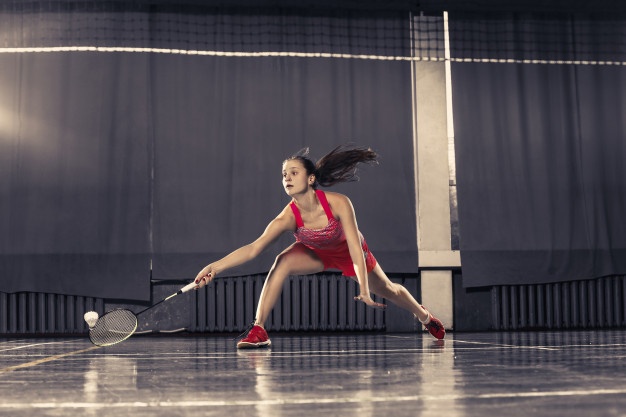 kvinde spiller badminton